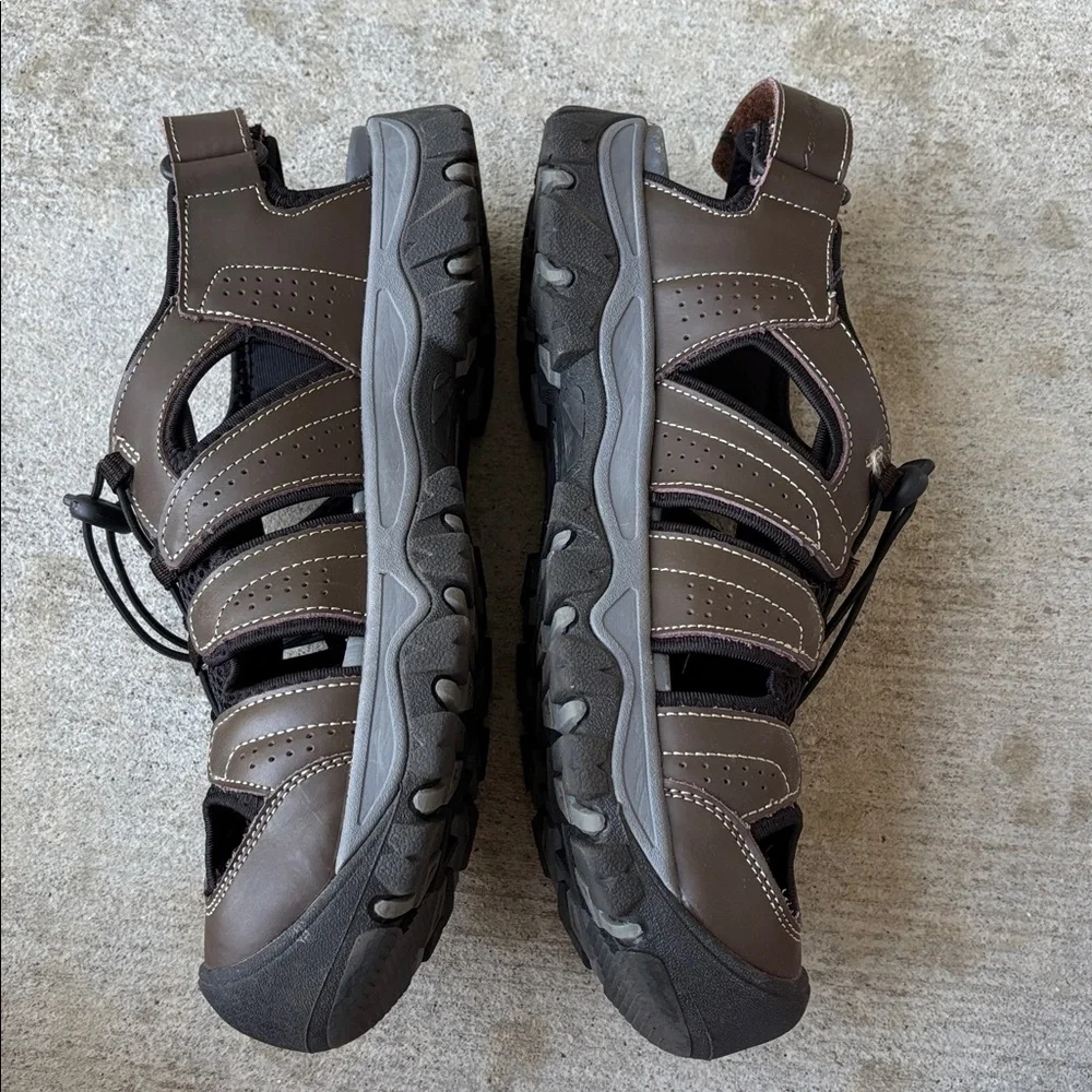 Eddie Bauer Leather Enclosed Toe Bungee Closure Meridian Sandals.